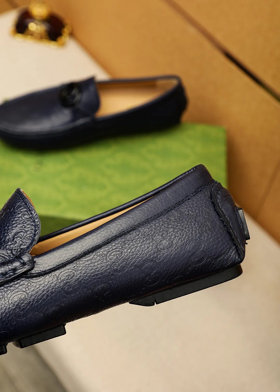 Men's shoes 💰420 💐 Product trademark: GUCCI "Gucci" Doudou shoes Regular size: 38-44 (45🉑️customized) Product materials: Selected imported first-layer calfskin embossed upper + luxury hardware buckle, imported sheep 🐑 leather lining. Strong three-dimensional visual effect, original outsole color: 2 colors available